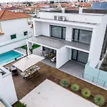 - Pool, Bbq And Boule/petanque