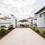 - Pool, Bbq And Boule/petanque Villa *