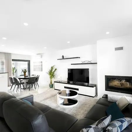 - Pool, Bbq And Boule/petanque Villa Nazaré