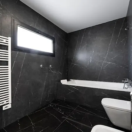 - Pool, Bbq And Boule/petanque Villa